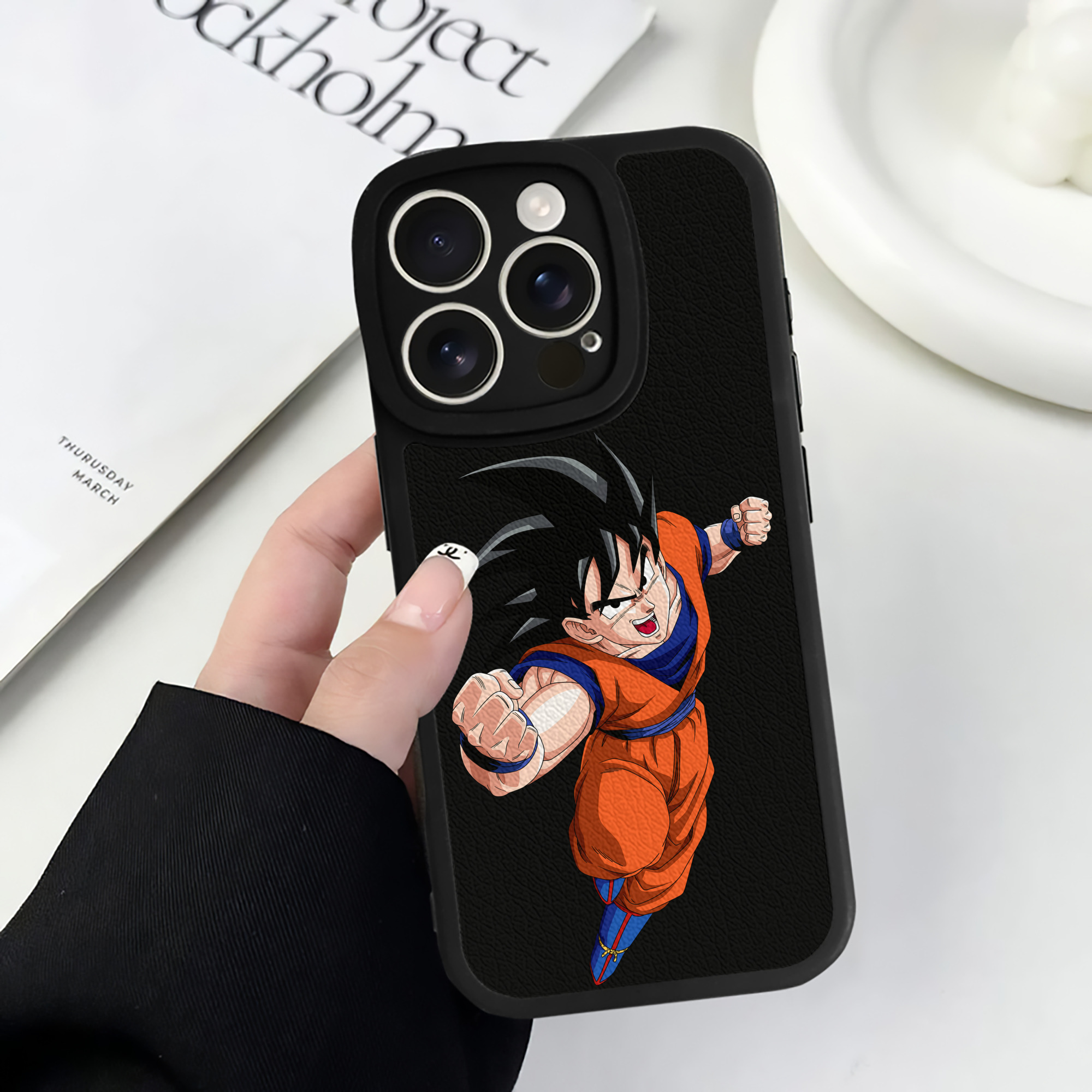 （画像用） ドラゴンボール 孫悟空（そん ごくう）Son Goku カカロット DRAGON BALL Kakarotto 【iPhone 16シリーズ対応】シリコンスマホケース（レザー調） 材質：シリコン